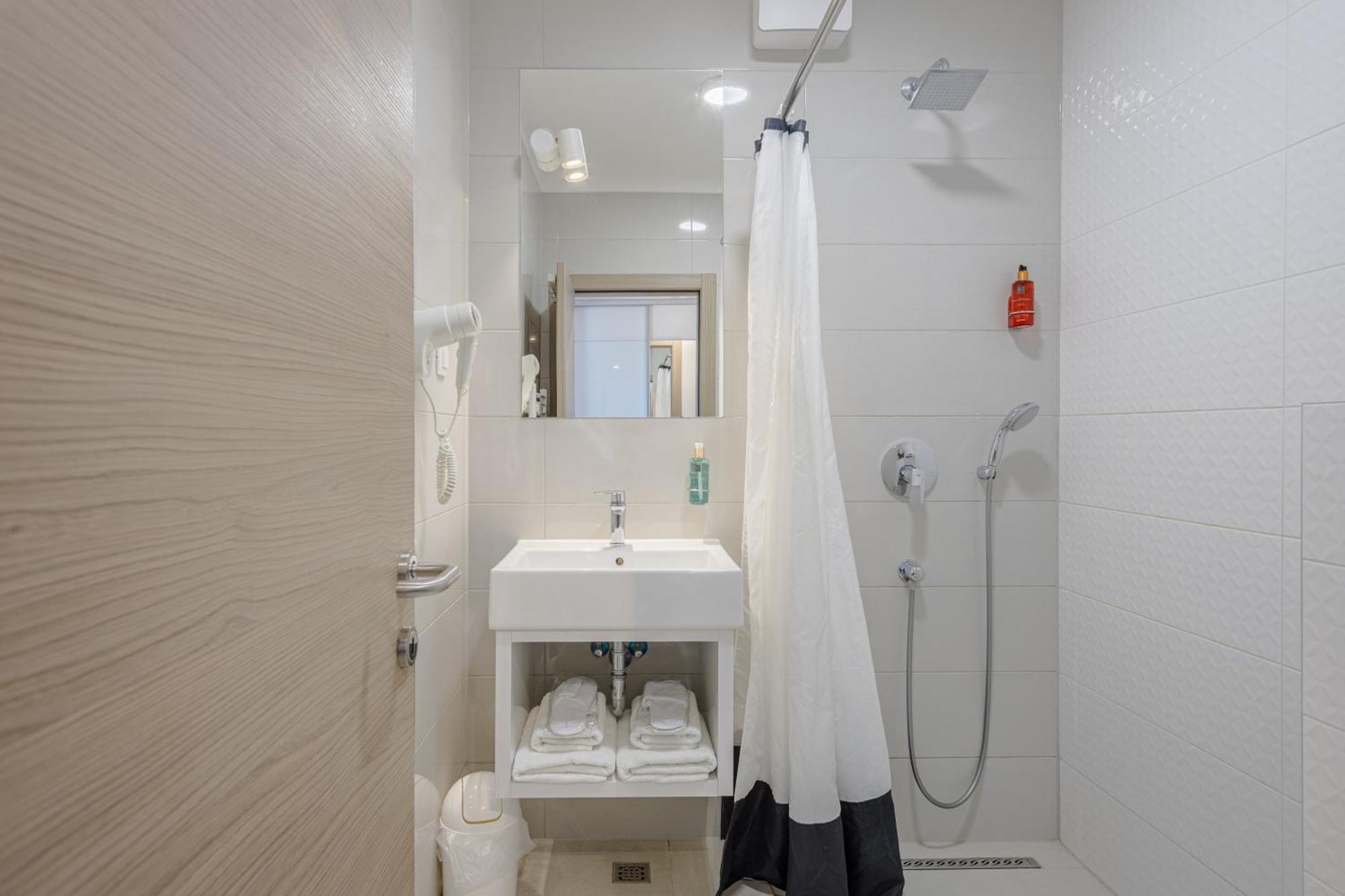 Rogac Rooms & Restaurant 奥米什 外观 照片
