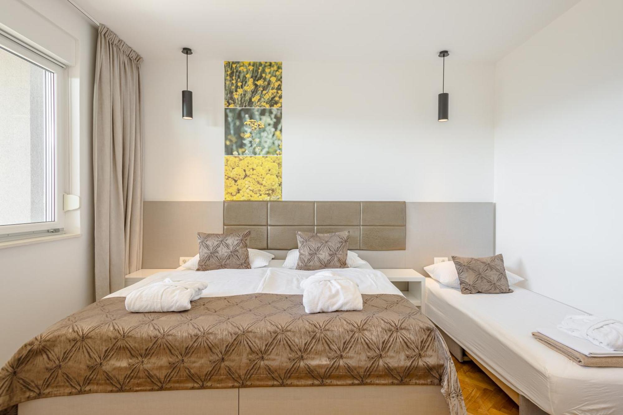 Rogac Rooms & Restaurant 奥米什 外观 照片