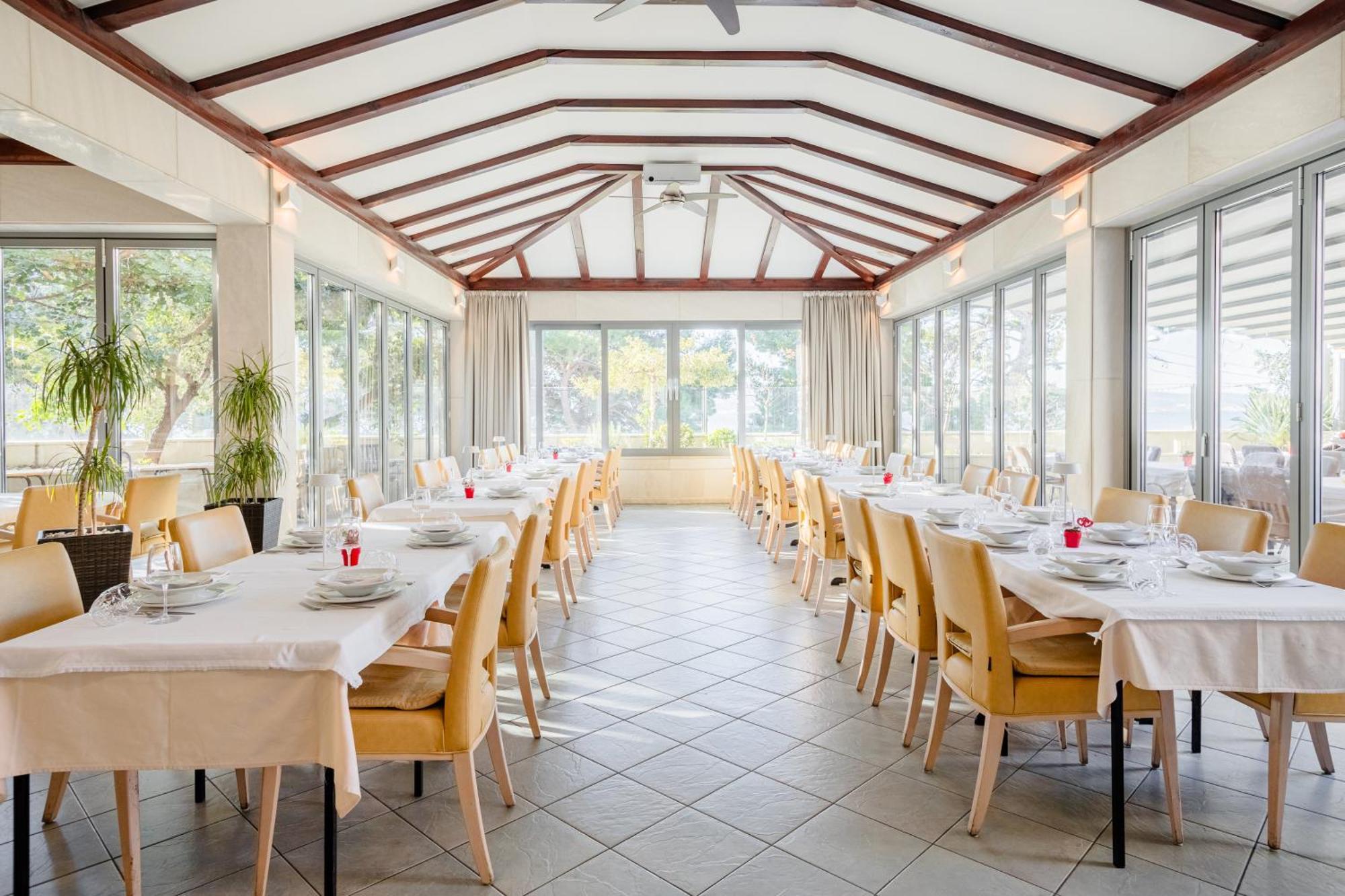 Rogac Rooms & Restaurant 奥米什 外观 照片